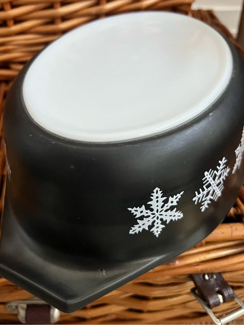 RARE PYREX 043 1 1/2qt matte black oval casserole dish snowflake 1956